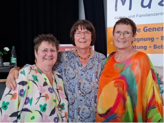 Foto: vl. Iris Jarschel, MüZe ZenJA Langen, Gabi Ratazzi-Stoll, MüZe Karben, Monika Maier-Luchmann für den Bundesverband der Mütterzentren e. V.